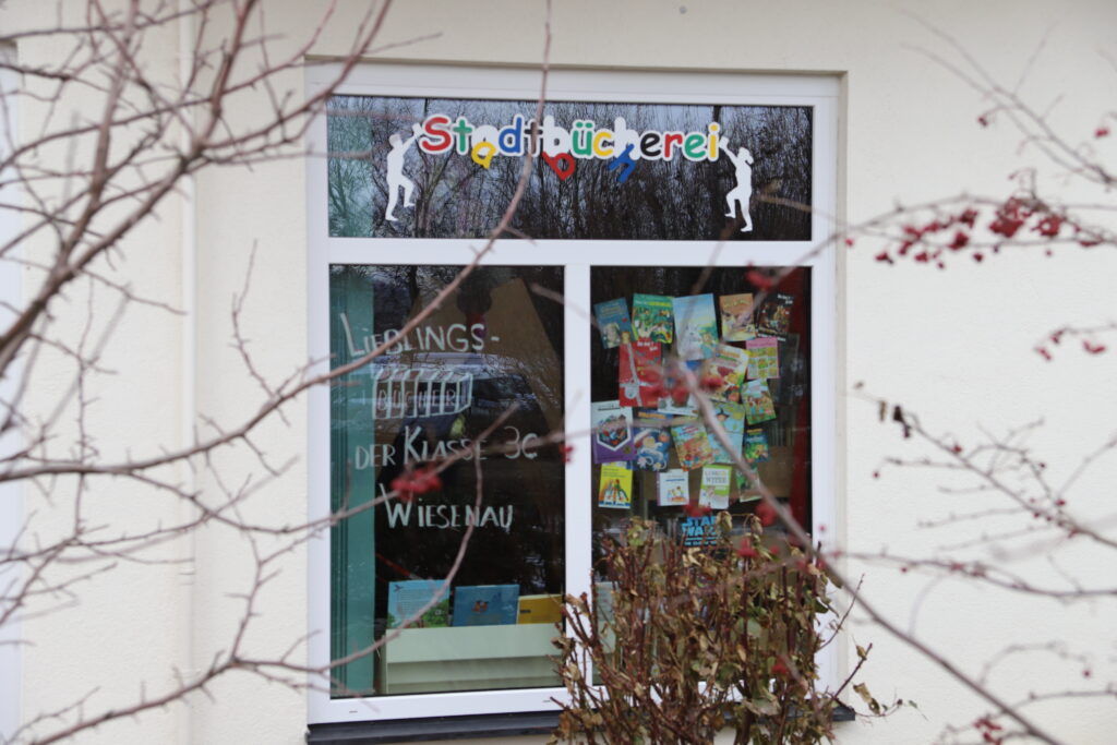 Schaufenster der Stadtbücherei - ausgestellt sind die Lieblingsbücher der Klasse 3C der Grundschule an der Wiesenau.